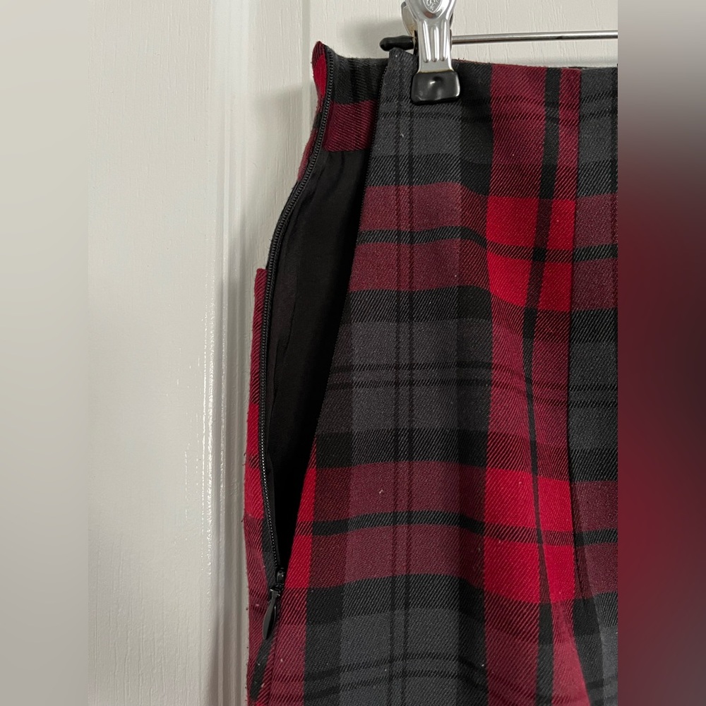 Red plaid skirt - Picture 3 of 4